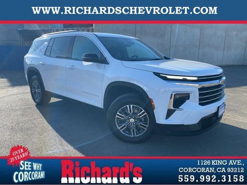 Used 2025 Chevrolet Traverse LT image 1