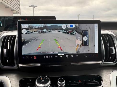 Used 2025 Ford Expedition Platinum image 5