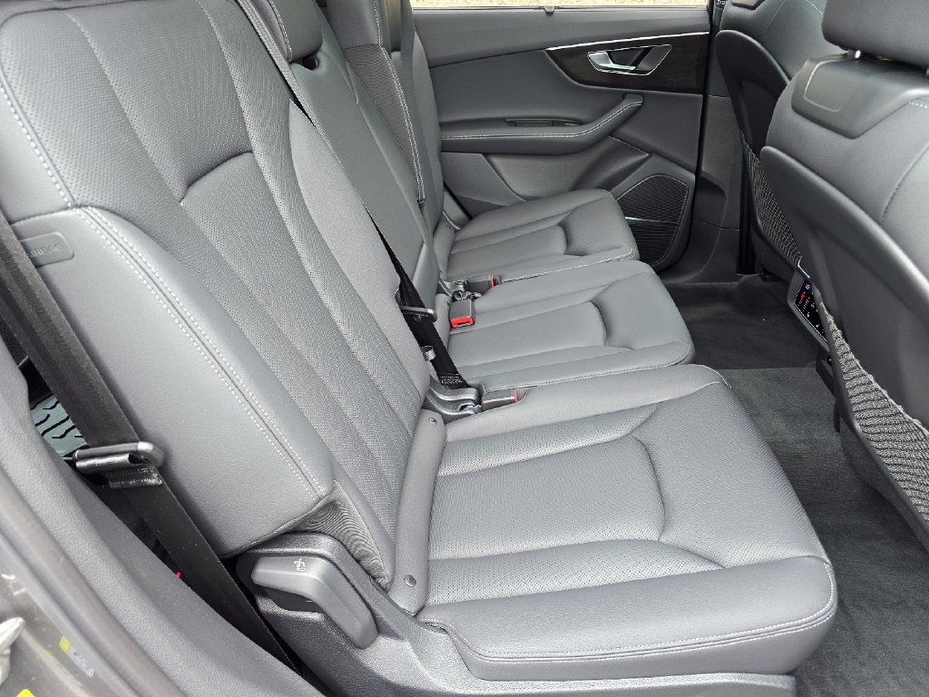 Used 2026 Audi Q7 3.0T Premium Plus w/ Premium Plus Package AWD/4WD image 32