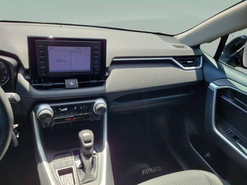 Used 2019 Toyota RAV4 LE FWD image 17