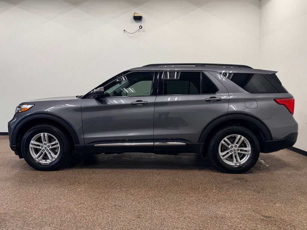 Used 2022 Ford Explorer XLT w/ Equipment Group 202A AWD/4WD image 2