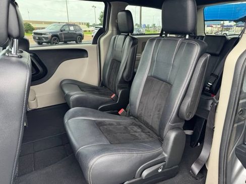 Used 2017 Dodge Grand Caravan SXT FWD image 19