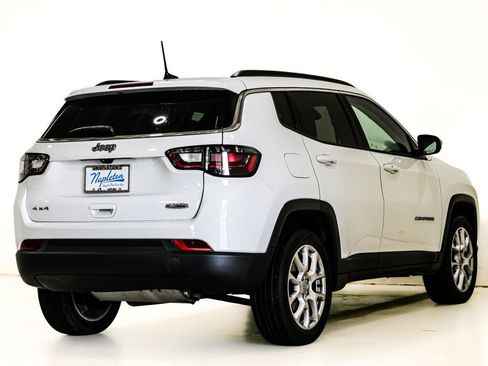 Used 2022 Jeep Compass Latitude w/ Sun and Sound Group AWD/4WD image 7
