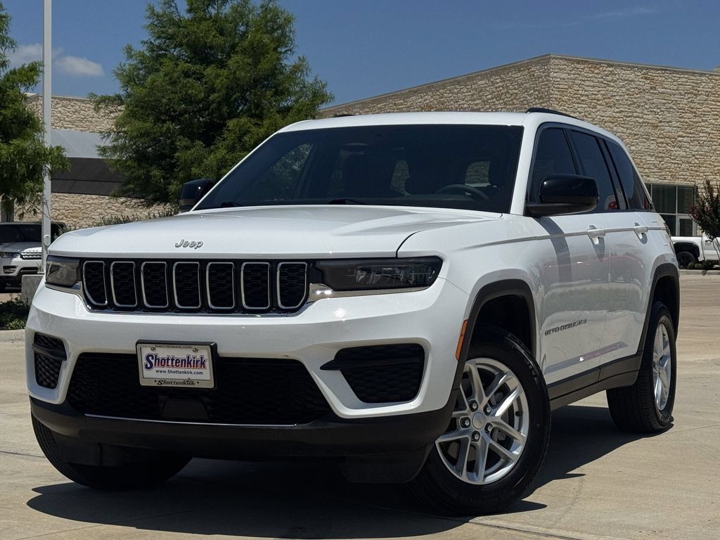 Used 2025 Jeep Grand Cherokee Laredo X w/ Luxury Tech Group I AWD/4WD image 2