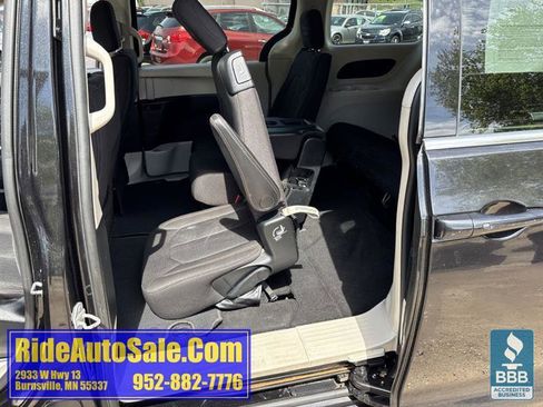 Used 2017 Chrysler Pacifica Touring w/ Tire & Wheel Group FWD image 32