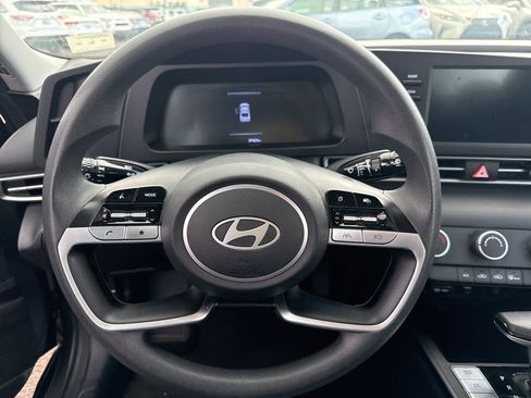 Used 2024 Hyundai Elantra SE FWD image 9