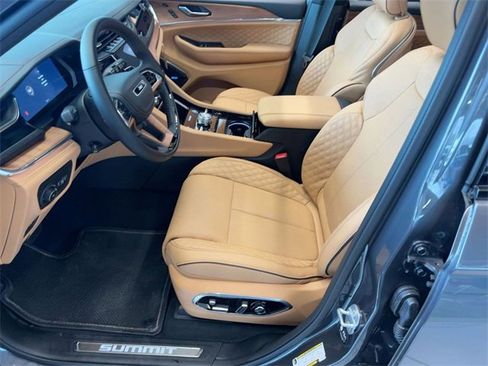 New 2025 Jeep Grand Cherokee Summit image 5