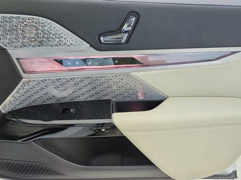 Used 2023 BMW i7 xDrive60 w/ Executive Package 2 image 24