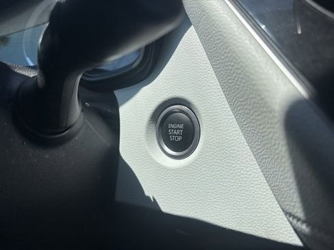 Used 2022 Toyota Corolla SE FWD image 11