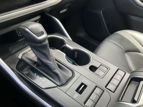 Used 2022 Toyota Highlander XLE AWD/4WD image 24