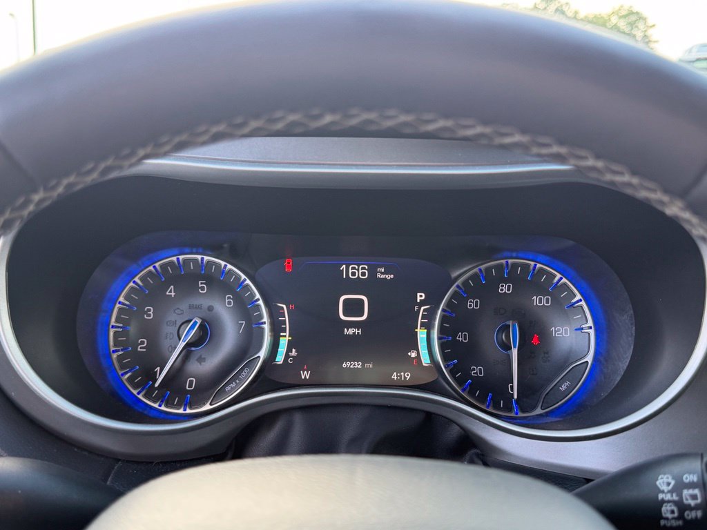 Used 2025 Chrysler Pacifica Select FWD image 19