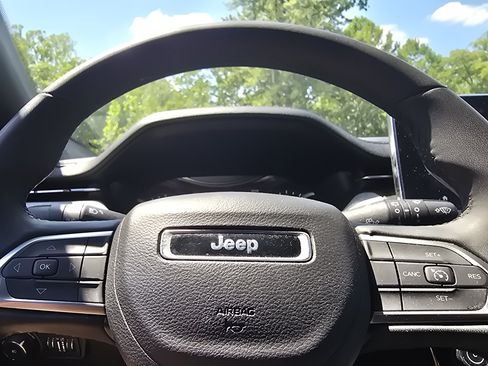 Used 2024 Jeep Compass Latitude AWD/4WD image 25