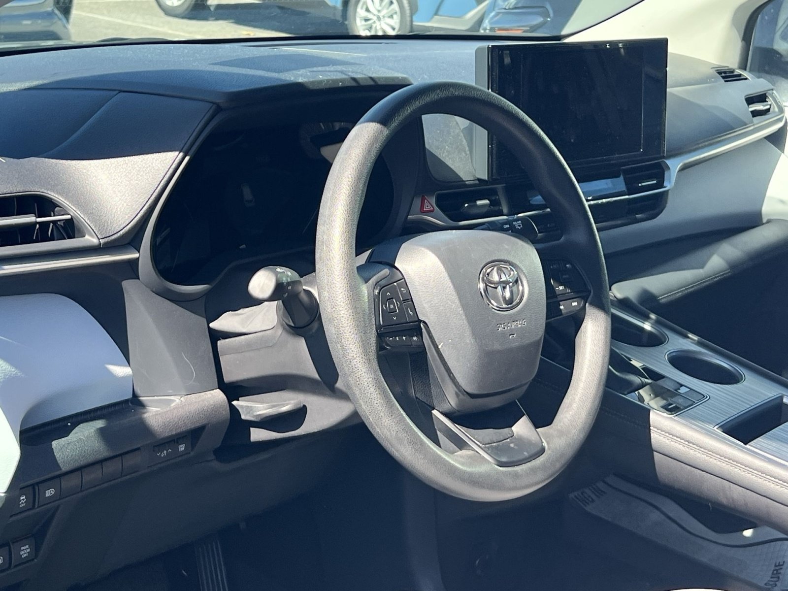 Used 2025 Toyota Sienna LE FWD image 13