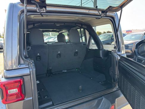 Used 2025 Jeep Wrangler Unlimited Sahara AWD/4WD image 31