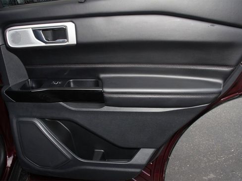 Certified 2022 Ford Explorer Platinum w/ Equipment Group 601A image 27