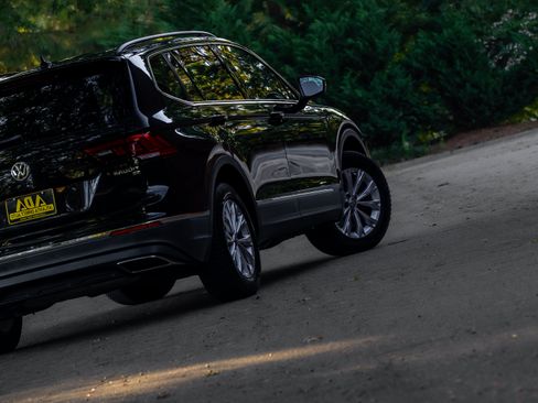 Used 2018 Volkswagen Tiguan SE FWD image 25