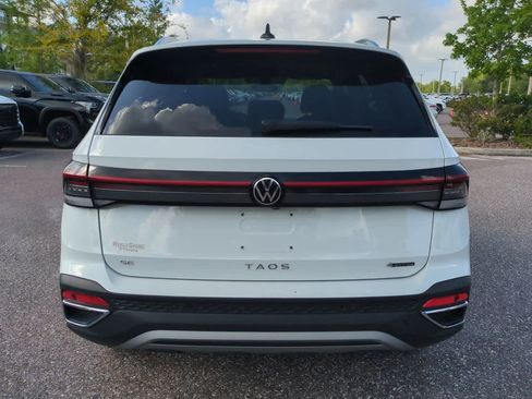 Used 2025 Volkswagen Taos SE AWD/4WD image 5