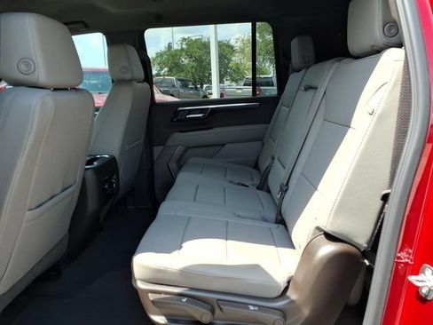 Used 2026 Chevrolet Suburban LT RWD image 18