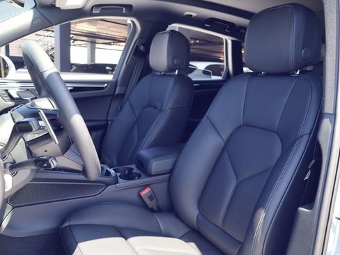 New 2026 Porsche Macan AWD/4WD image 5