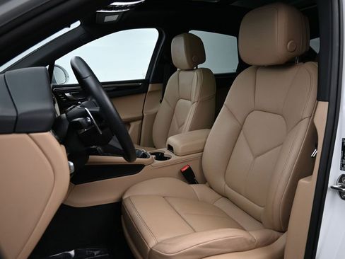 Certified 2025 Porsche Macan AWD/4WD image 5