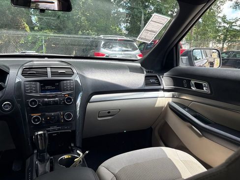 Used 2018 Ford Explorer XLT AWD/4WD image 13