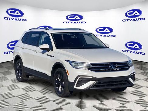 Used 2023 Volkswagen Tiguan SE image 1