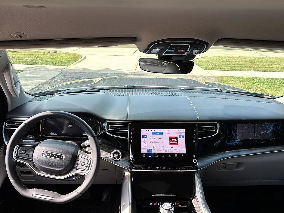 Used 2023 Jeep Wagoneer Series III w/ Preferred Equipment Group RWD image 31