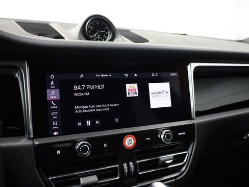 Certified 2025 Porsche Macan image 32
