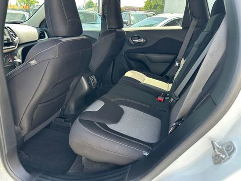 Used 2015 Jeep Cherokee Sport image 29