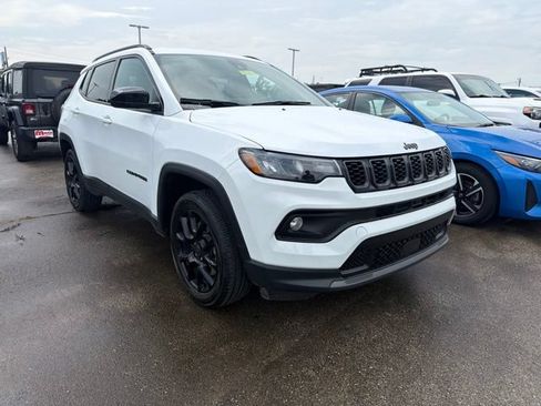 Used 2025 Jeep Compass Latitude w/ Altitude Special Edition AWD/4WD image 3