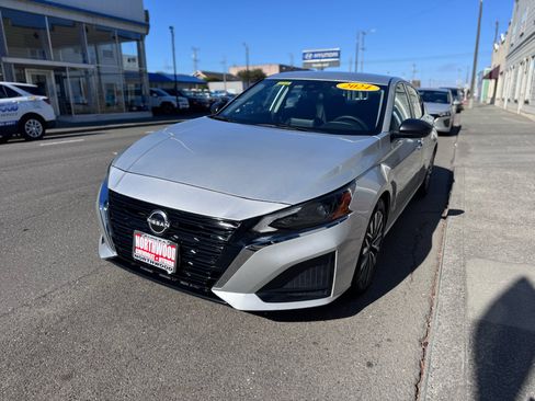 Used 2024 Nissan Altima 2.5 SV FWD image 2