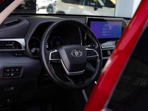 Used 2023 Toyota Highlander Platinum FWD image 15