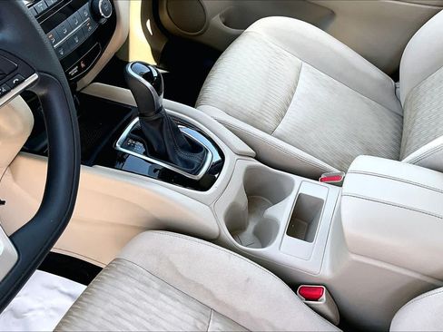 Used 2017 Nissan Rogue S FWD image 17