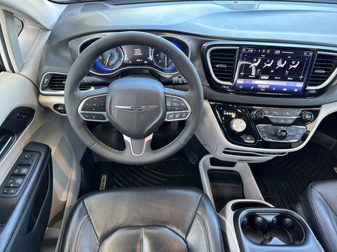 Used 2022 Chrysler Pacifica Touring-L image 14