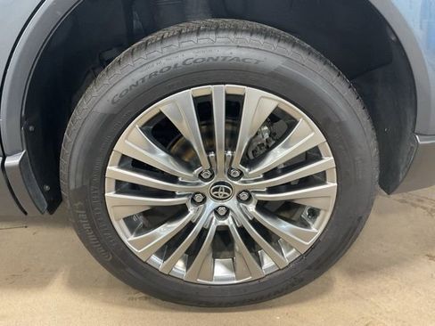 Used 2022 Toyota Venza XLE image 7