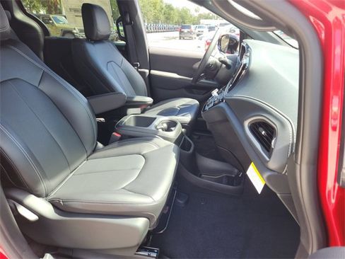 New 2026 Chrysler Pacifica Select image 26