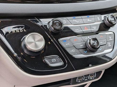 Certified 2023 Chrysler Pacifica Touring-L FWD image 20