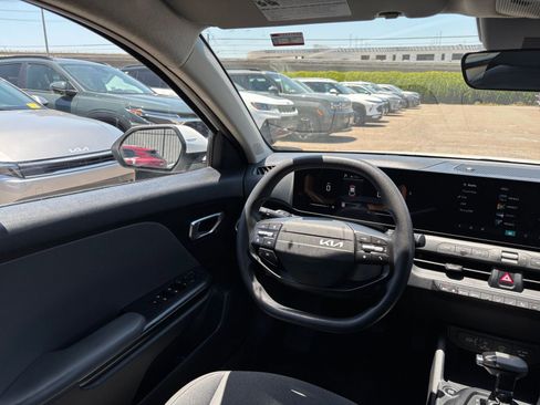 Used 2025 Kia K4 FWD image 33