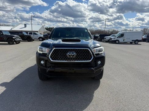 Used 2018 Toyota Tacoma TRD Sport image 2