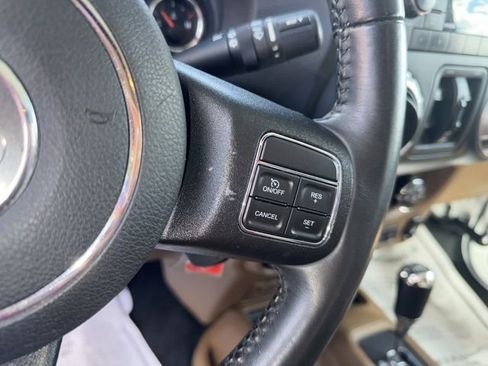 Used 2017 Jeep Wrangler Unlimited Sahara w/ Connectivity Group AWD/4WD image 15