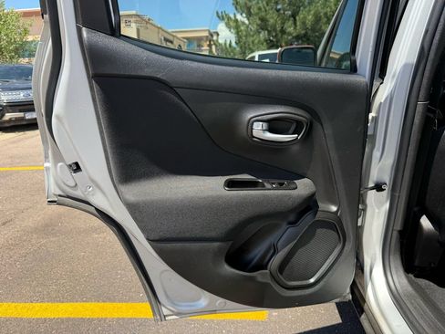 Used 2020 Jeep Renegade Latitude AWD/4WD image 16