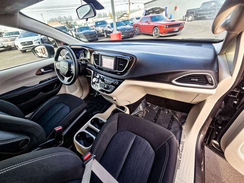 Used 2022 Chrysler Voyager LX image 14