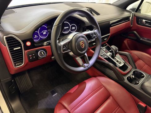 Used 2023 Porsche Cayenne Platinum Edition image 4