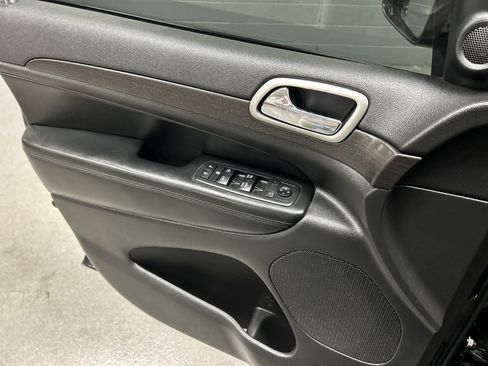 Used 2018 Jeep Grand Cherokee Altitude AWD/4WD image 13