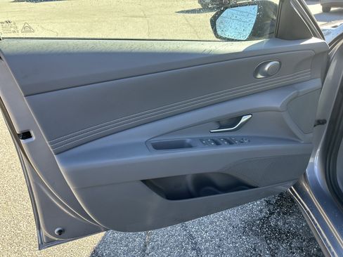 New 2025 Hyundai Elantra SEL image 17