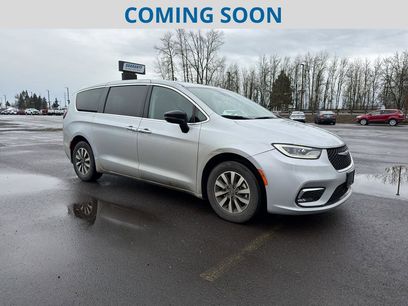 Used 2024 Chrysler Pacifica Select