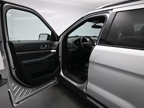 Certified 2018 Ford Explorer XLT w/ Equipment Group 202A FWD image 8