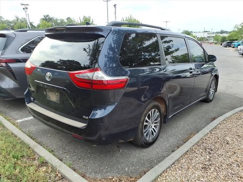 Used 2020 Toyota Sienna XLE FWD image 2
