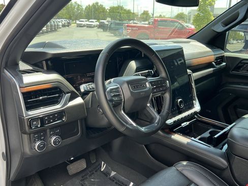 Used 2025 GMC Yukon XL Denali AWD/4WD image 29