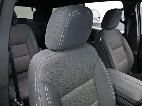 Used 2025 Chevrolet Traverse LT FWD image 43